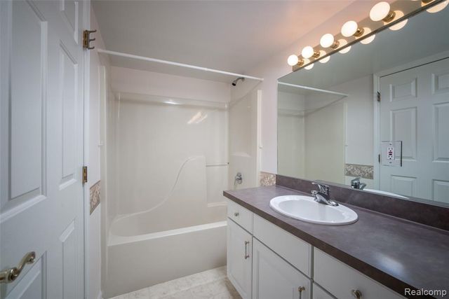 5026 Harbor Oak Drive, Waterford, MI 48329