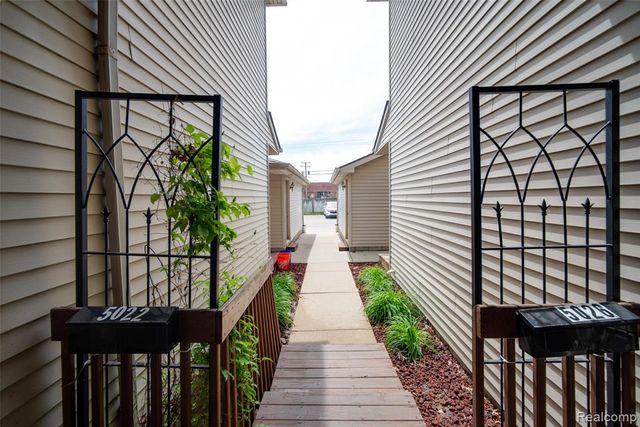 5026 Harbor Oak Drive, Waterford, MI 48329
