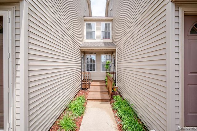 5026 Harbor Oak Drive, Waterford, MI 48329