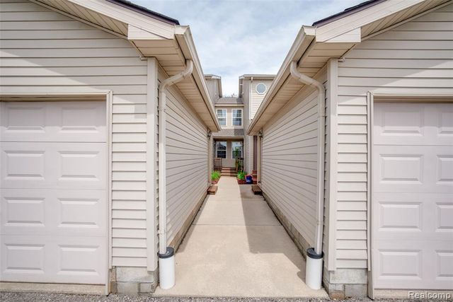 5026 Harbor Oak Drive, Waterford, MI 48329