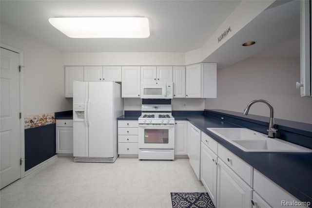 5026 Harbor Oak Drive, Waterford, MI 48329