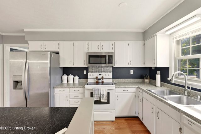 6905 Village Green Blvd, Pewee Valley, KY 40056