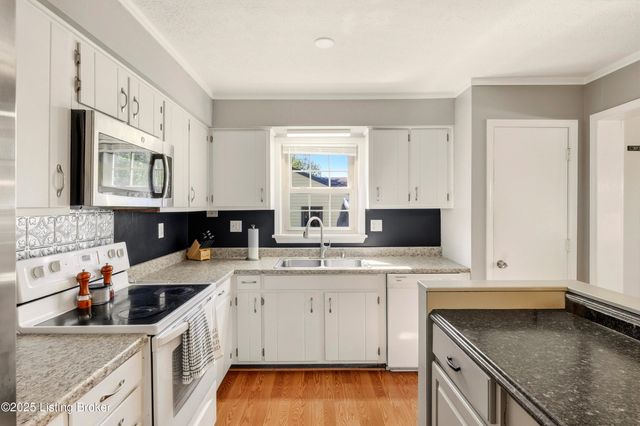 6905 Village Green Blvd, Pewee Valley, KY 40056