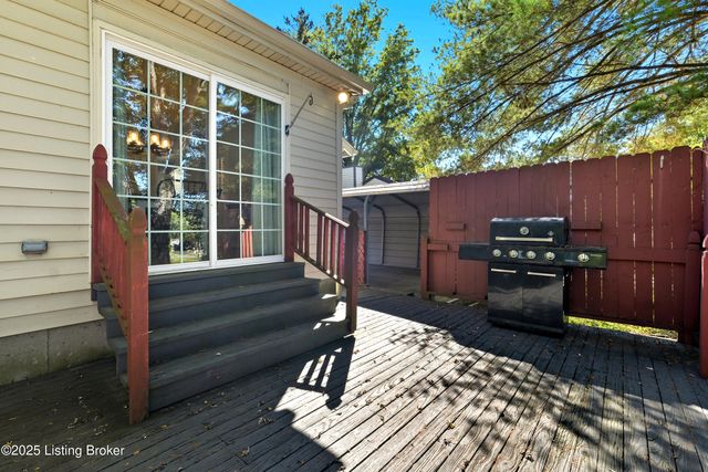 6905 Village Green Blvd, Pewee Valley, KY 40056