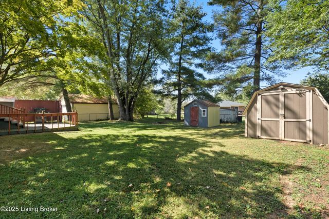 6905 Village Green Blvd, Pewee Valley, KY 40056