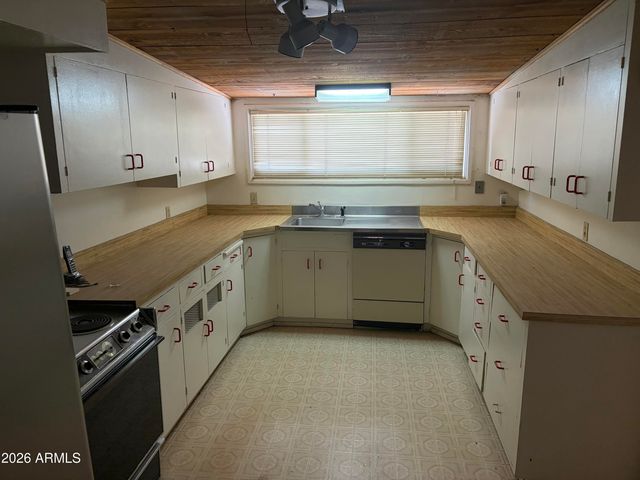 2105 E LONE CACTUS Drive, Phoenix, AZ 85024