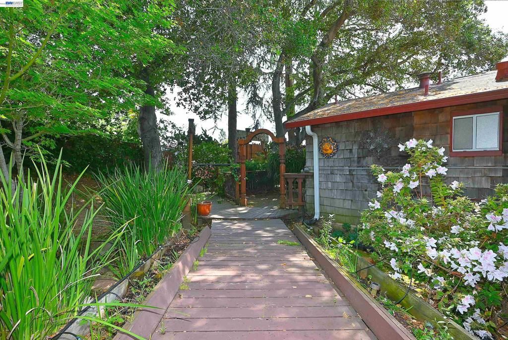 Image 3 of property listing at 4199 Seven Hills Rd, Castro Valley, CA 94546