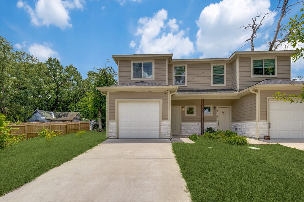707 S 6th Street, Bonham, TX 75418