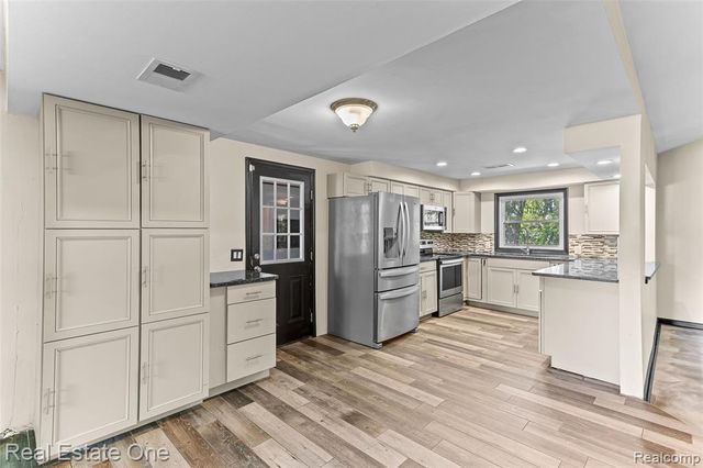 32144 Warren Road, Westland, MI 48185