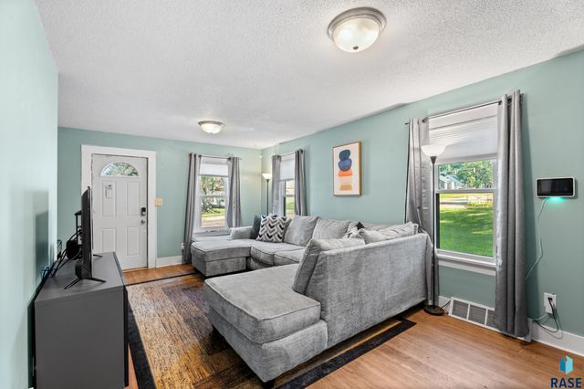 221 N West Ave Avenue, Sioux Falls, SD 57104