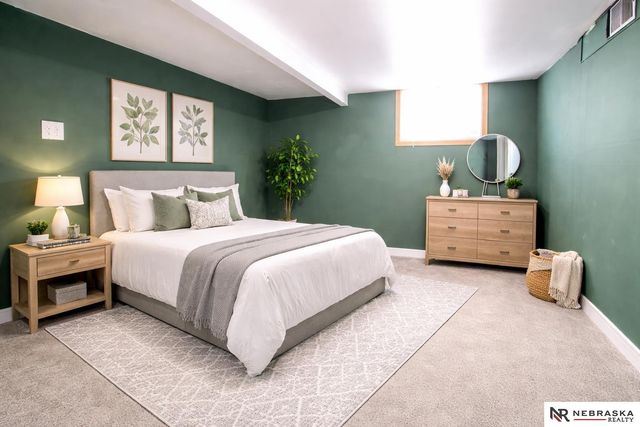 2870 Iowa Street, Omaha, NE 68112