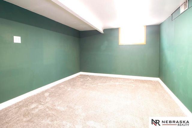 2870 Iowa Street, Omaha, NE 68112