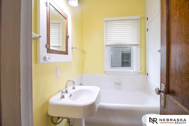 2870 Iowa Street, Omaha, NE 68112