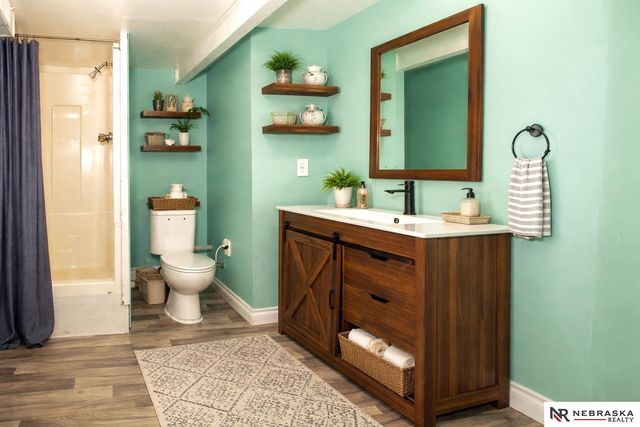 2870 Iowa Street, Omaha, NE 68112