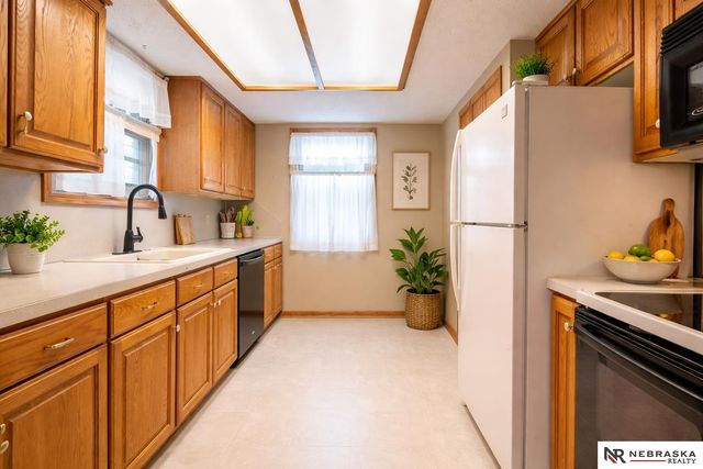 2870 Iowa Street, Omaha, NE 68112