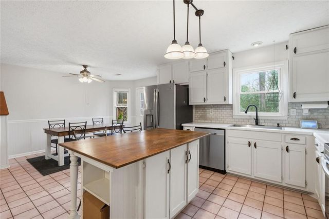 993 Medina SW Drive, Lilburn, GA 30047