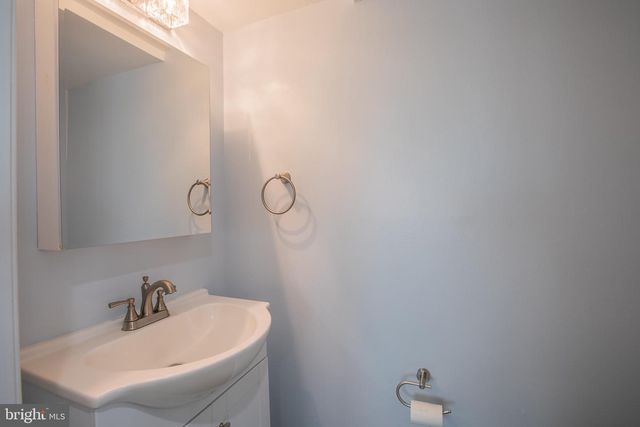 5517 HUNT PL NE, Washington, DC 20019