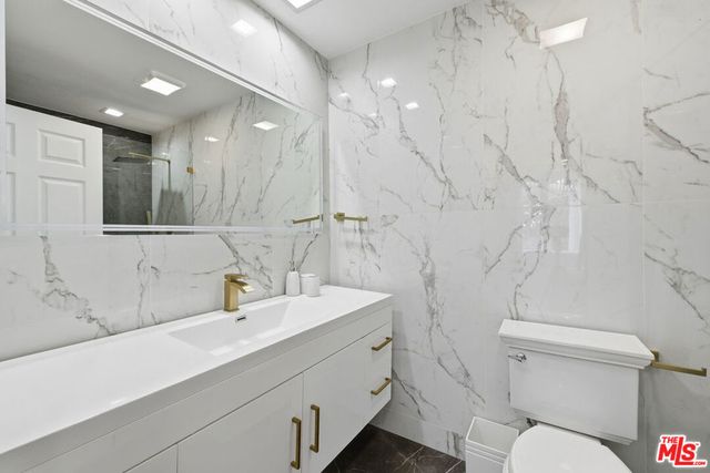 24366 La Masina Court, Calabasas, CA 91302