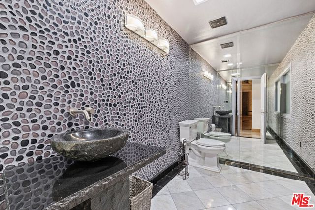 24366 La Masina Court, Calabasas, CA 91302