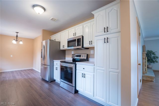 320 Justo Lane, Seven Hills, OH 44131