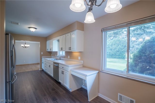 320 Justo Lane, Seven Hills, OH 44131