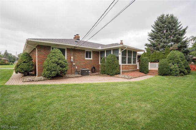 320 Justo Lane, Seven Hills, OH 44131