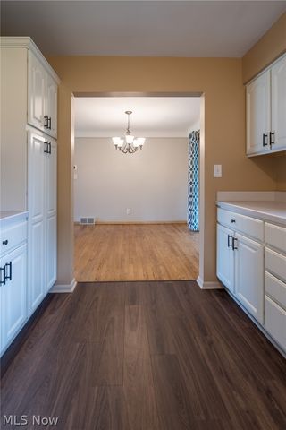 320 Justo Lane, Seven Hills, OH 44131