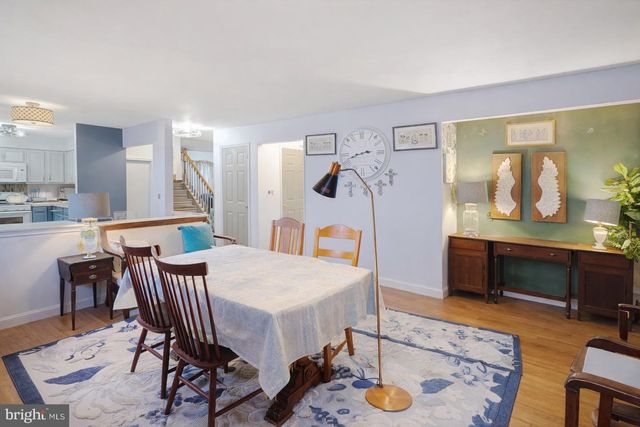 18 DRYDEN DR, Burlington, NJ 08016