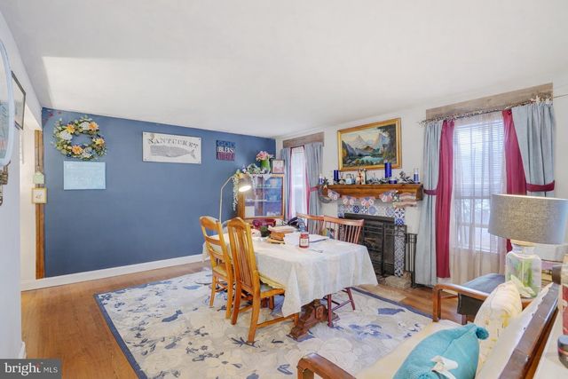 18 DRYDEN DR, Burlington, NJ 08016