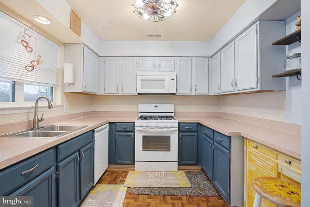 18 DRYDEN DR, Burlington, NJ 08016