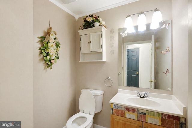 18 DRYDEN DR, Burlington, NJ 08016