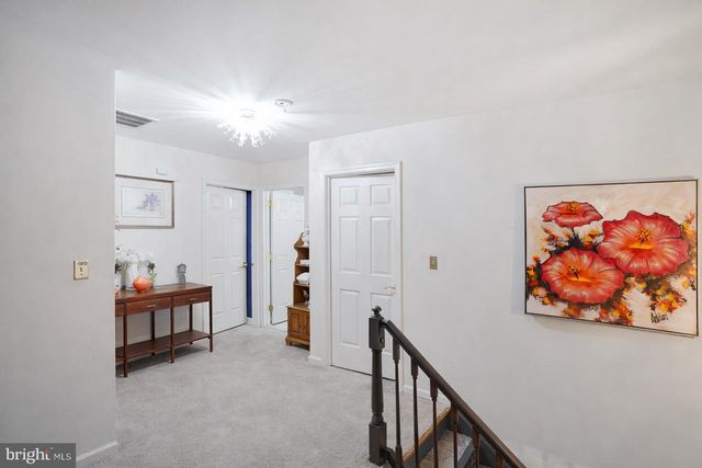 18 DRYDEN DR, Burlington, NJ 08016