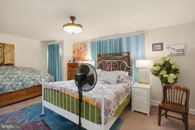 18 DRYDEN DR, Burlington, NJ 08016