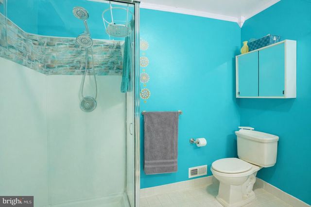 18 DRYDEN DR, Burlington, NJ 08016