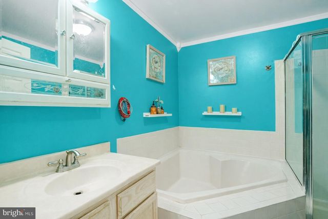 18 DRYDEN DR, Burlington, NJ 08016