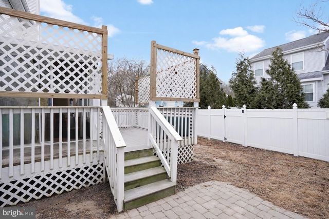 18 DRYDEN DR, Burlington, NJ 08016