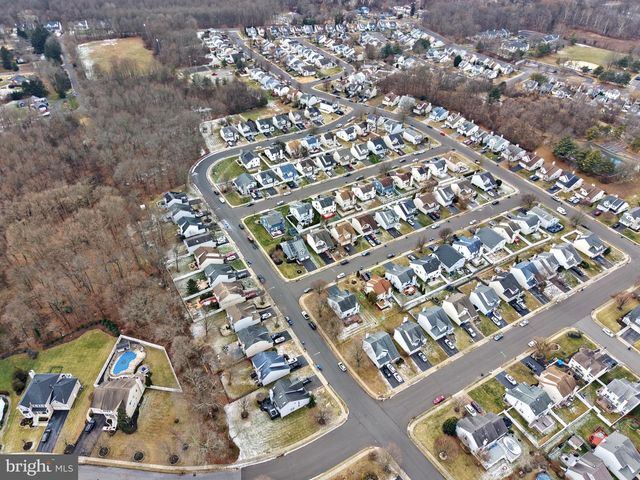 18 DRYDEN DR, Burlington, NJ 08016