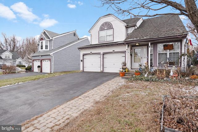 18 DRYDEN DR, Burlington, NJ 08016