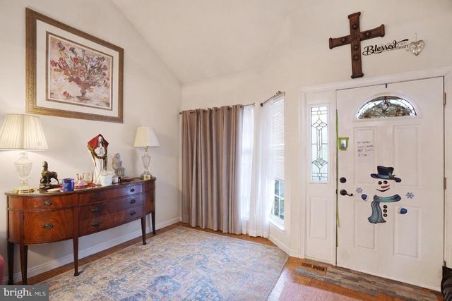 18 DRYDEN DR, Burlington, NJ 08016