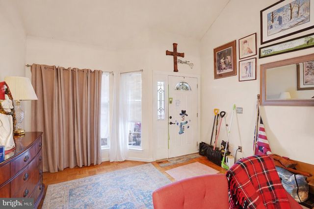 18 DRYDEN DR, Burlington, NJ 08016