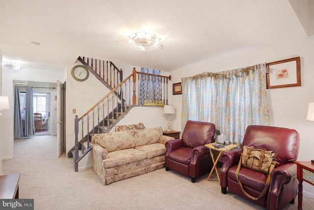 18 DRYDEN DR, Burlington, NJ 08016