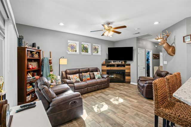 905 Poe Street, Azle, TX 76020