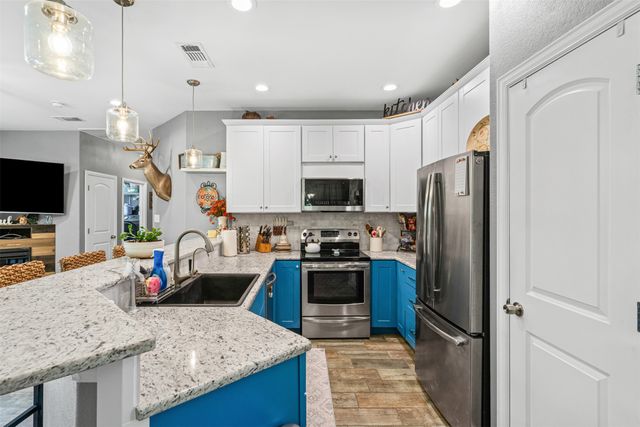 905 Poe Street, Azle, TX 76020