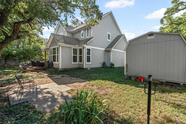 905 Poe Street, Azle, TX 76020