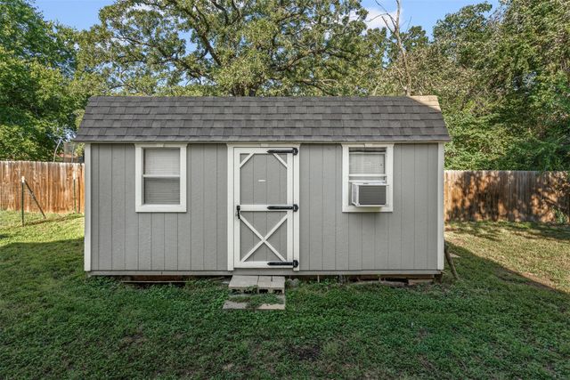 905 Poe Street, Azle, TX 76020