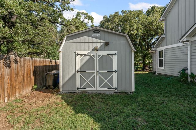 905 Poe Street, Azle, TX 76020