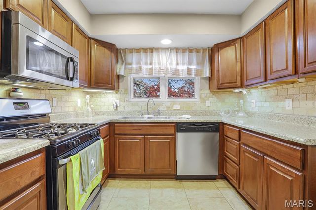 411 Lambeth Lane, St Louis, MO 63125