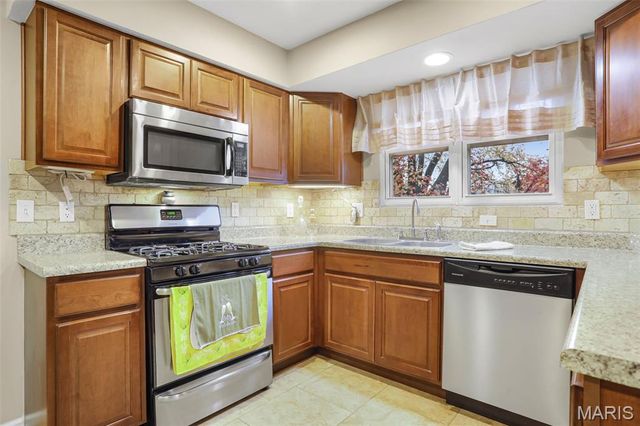 411 Lambeth Lane, St Louis, MO 63125