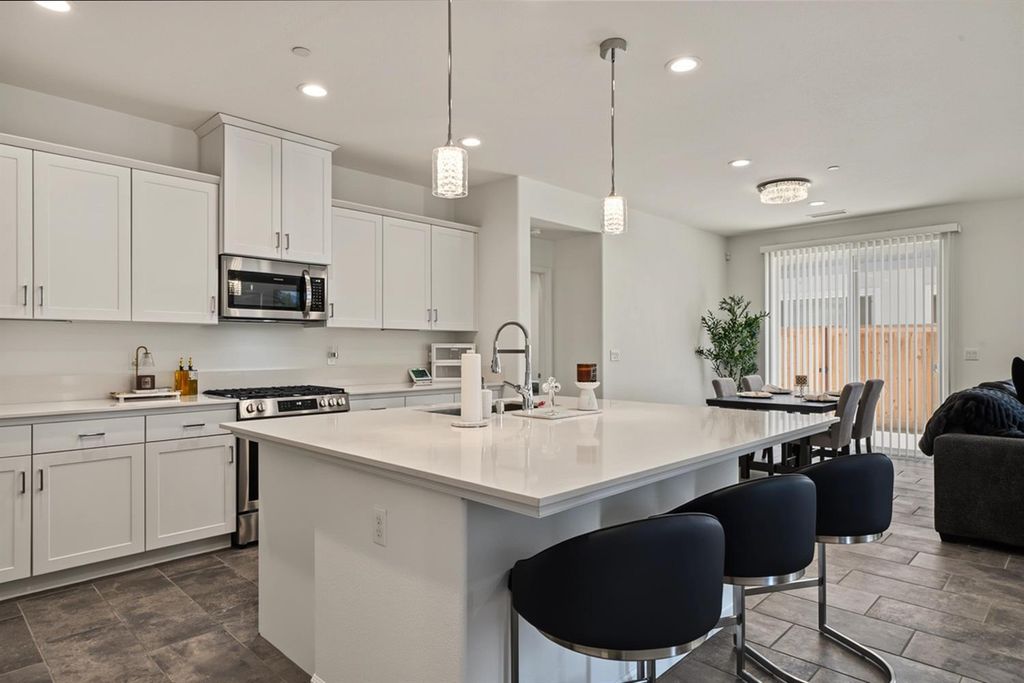 Image 10 of property listing at 777 Josephine Avenue, Madera, CA 93636