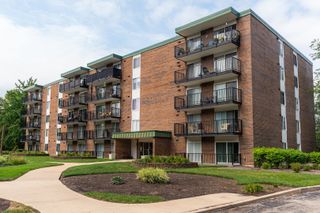 5S040 Pebblewood Lane W303, Naperville, IL 60563